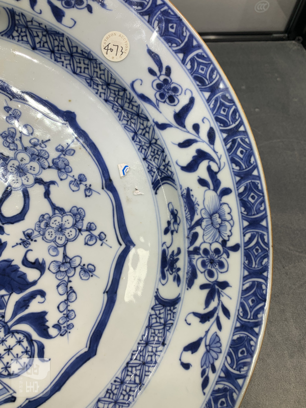 清雍正青花开光博古花卉纹折沿大盘 - 图5